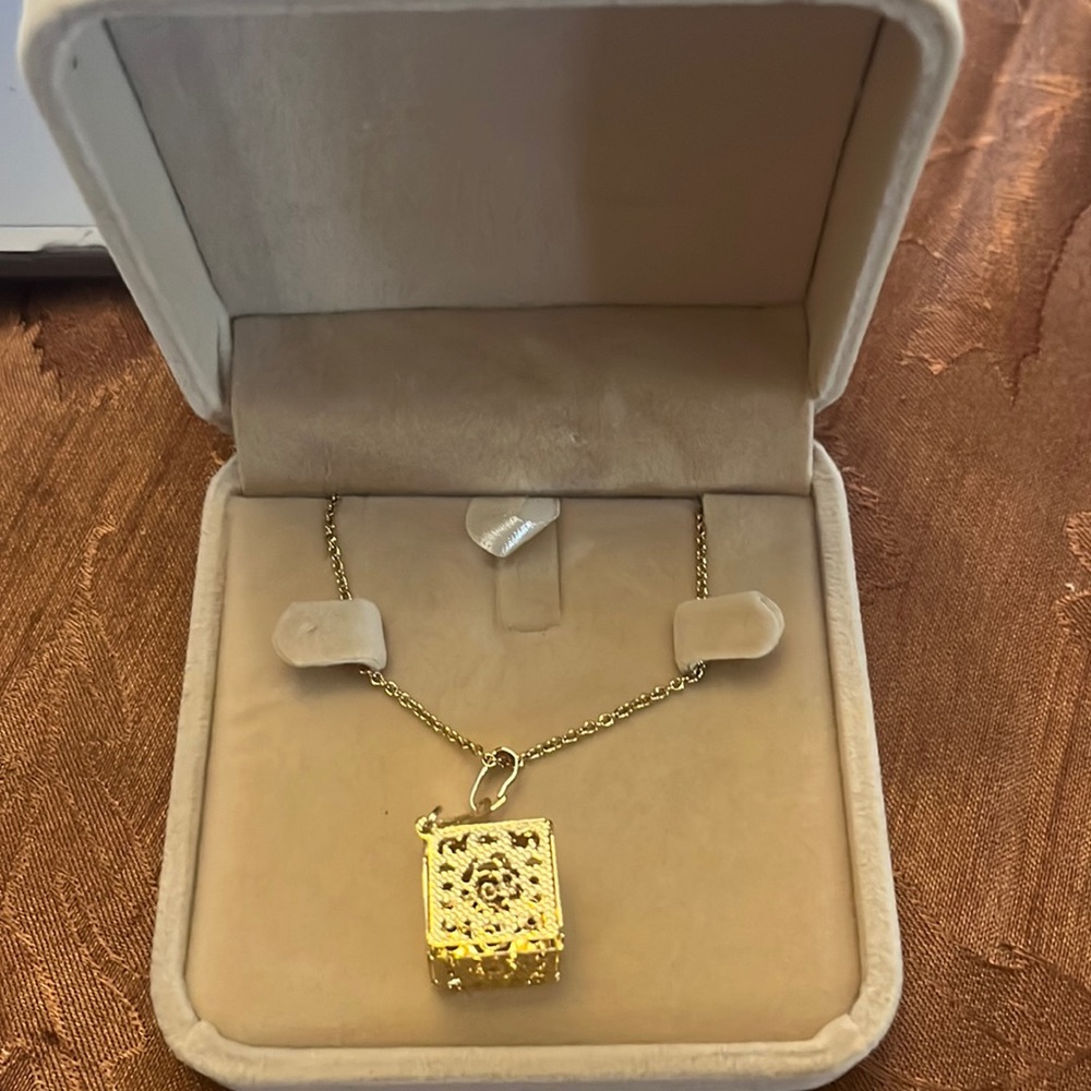 DOUBLE ROSE BOX CRYSTAL NECKLACE new in box